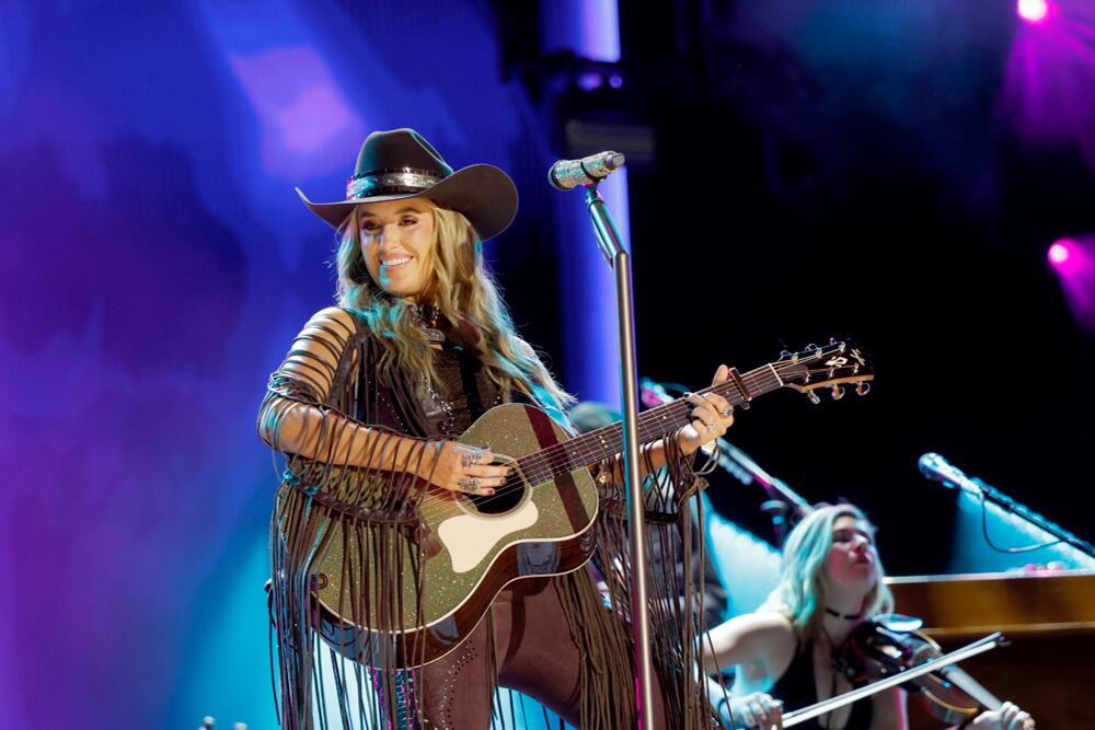 Lainey Wilson surprises fans with John Mayer onstage performance